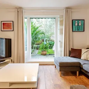 Charming 2-bed Garden Flat Apartment
